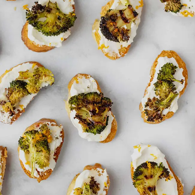 Crostini met broccoli, ricotta en hot honey