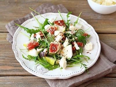 Salade de roquette aux figues et aux poires